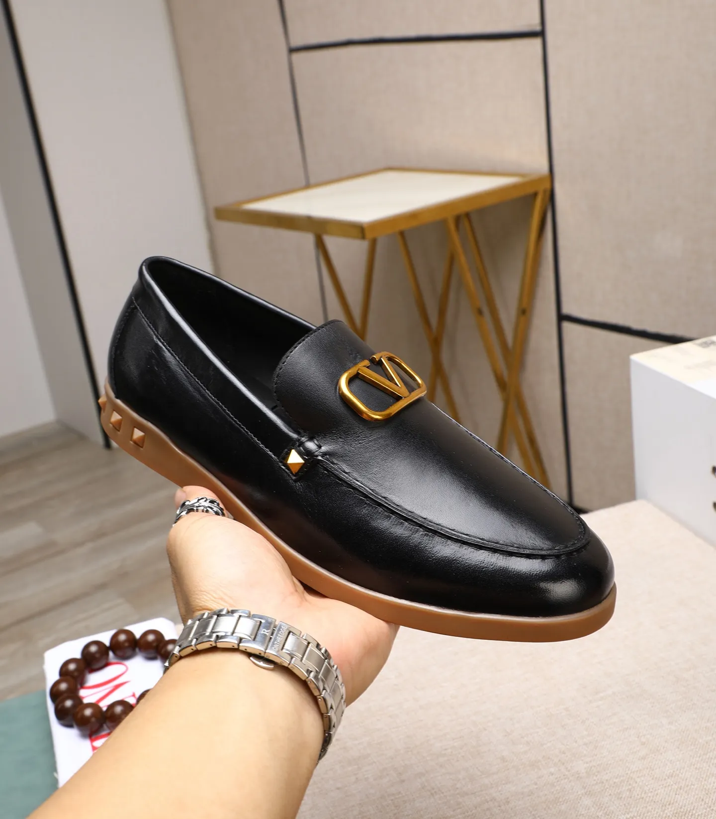 Men's shoes 💰520 [Valentino-Valentino] High-quality boutique men's shoes. The same style as the celebrities, original and authentic.✅ Made of imported cowhide + original apricot cowhide lining. The French luxury model is priced at 14,080 Swiss francs. It is also a Paris Fashion Week catwalk model. A brand can be deeply rooted in your heart, and a pair of shoes can make you linger. What you wear is not only noble, but also an aura. 👻Standard 38-45